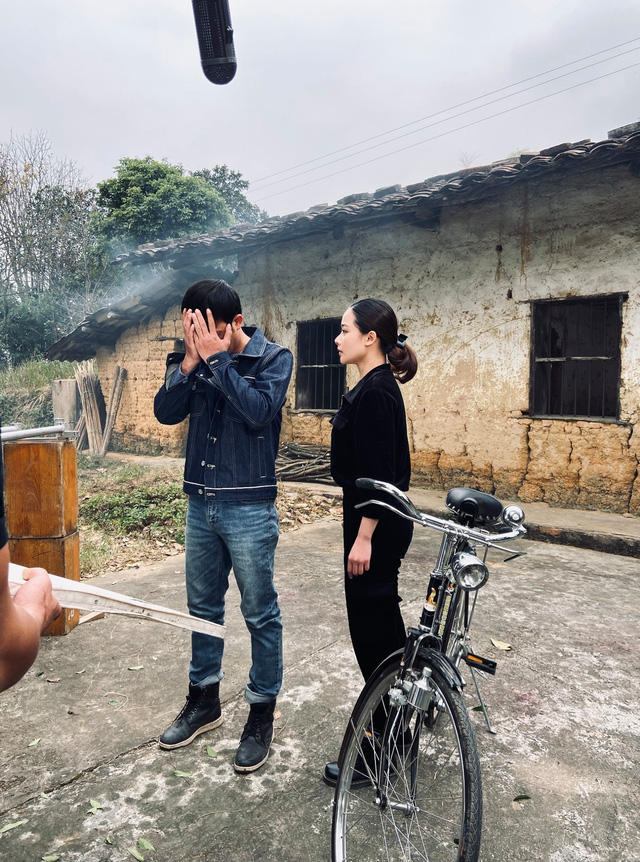 Hướng dương ngược nắng: Xuất hiện nhân vật nữ mới cực xinh đẹp ở bên Phúc, chẳng lẽ là tình địch của Châu? - Ảnh 2.