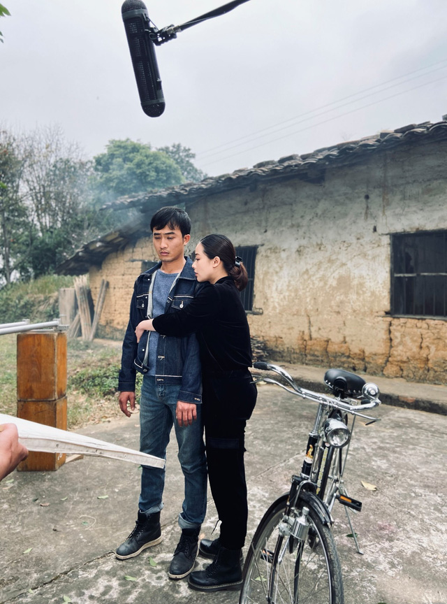 Hướng dương ngược nắng: Xuất hiện nhân vật nữ mới cực xinh đẹp ở bên Phúc, chẳng lẽ là tình địch của Châu? - Ảnh 3.