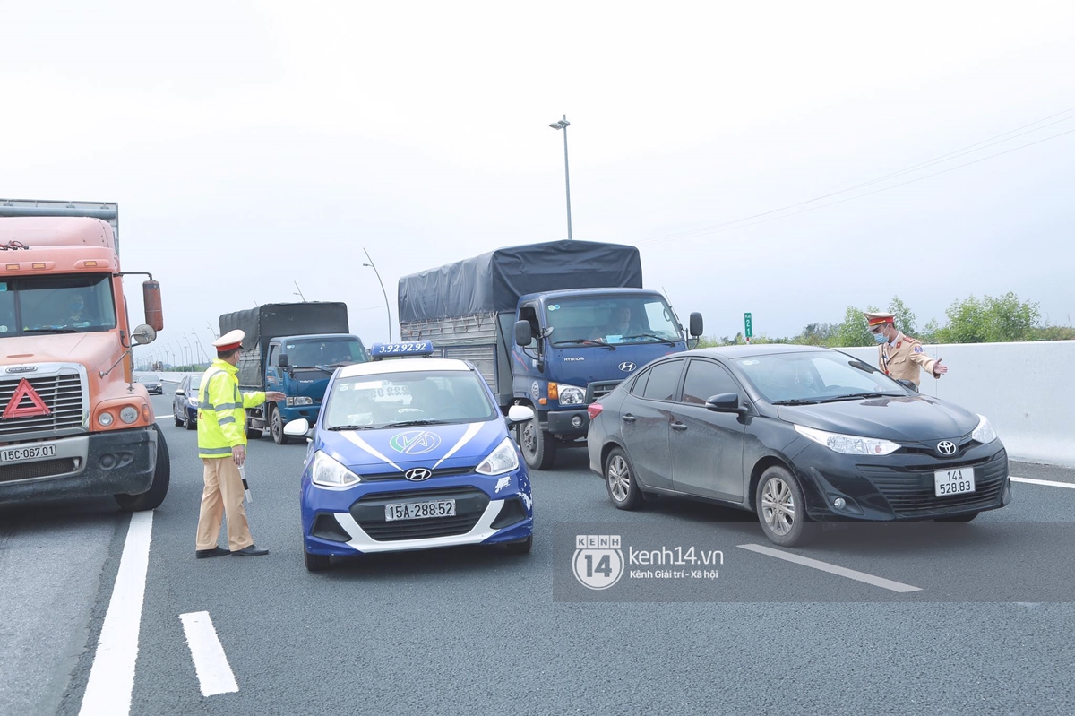 Đúng phút 89 nhà trai đành bất lực quay về, không thể vào Quảng Ninh đón dâu do dịch Covid-19 - Ảnh 1.