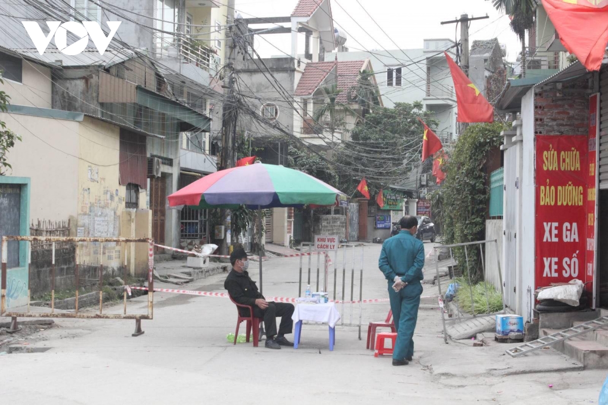 Ảnh: Những chốt phòng dịch trong đêm ở Quảng Ninh - Ảnh 1.