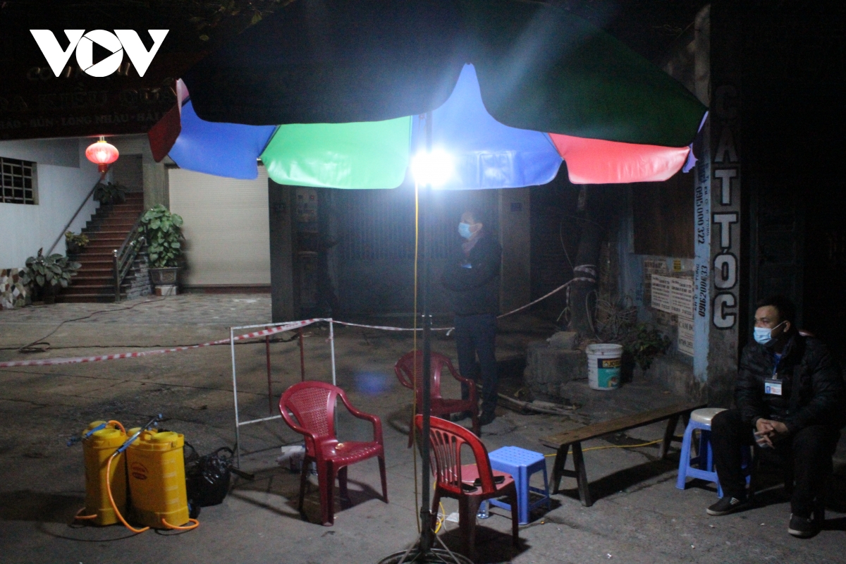 Ảnh: Những chốt phòng dịch trong đêm ở Quảng Ninh - Ảnh 2.