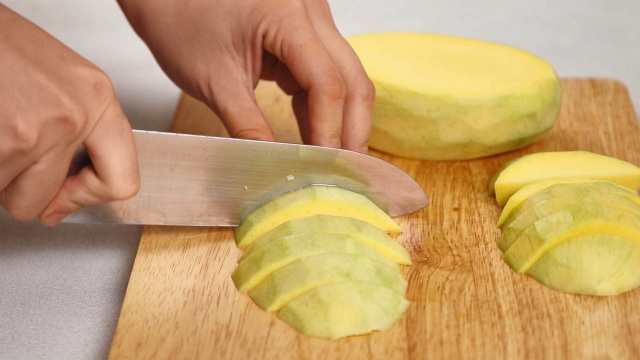 Cuối tuần rảnh rang, chị em hãy vào bếp làm chân gà lắc thập cẩm ăn cho sướng miệng: Hương vị chua chua ngọt ngọt, dai giòn sật sật không thể không mê! - Ảnh 6.