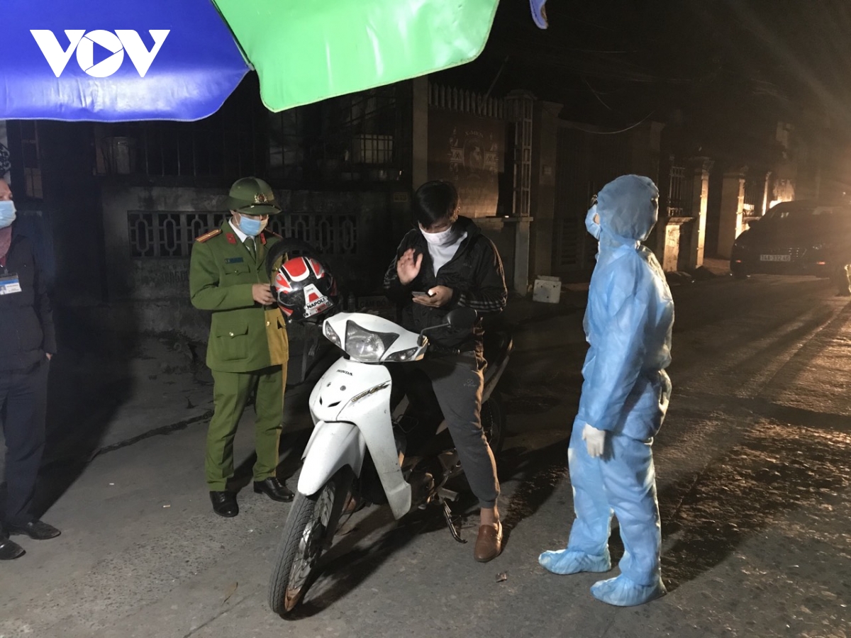 Ảnh: Những chốt phòng dịch trong đêm ở Quảng Ninh - Ảnh 3.
