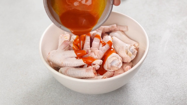 Cuối tuần rảnh rang, chị em hãy vào bếp làm chân gà lắc thập cẩm ăn cho sướng miệng: Hương vị chua chua ngọt ngọt, dai giòn sật sật không thể không mê! - Ảnh 2.