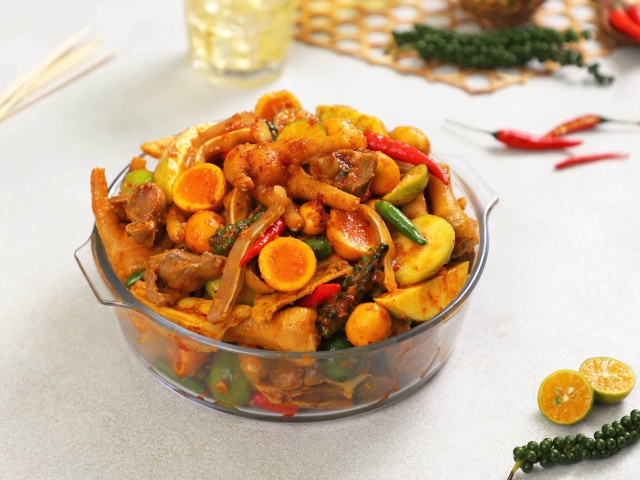 Cuối tuần rảnh rang, chị em hãy vào bếp làm chân gà lắc thập cẩm ăn cho sướng miệng: Hương vị chua chua ngọt ngọt, dai giòn sật sật không thể không mê! - Ảnh 1.
