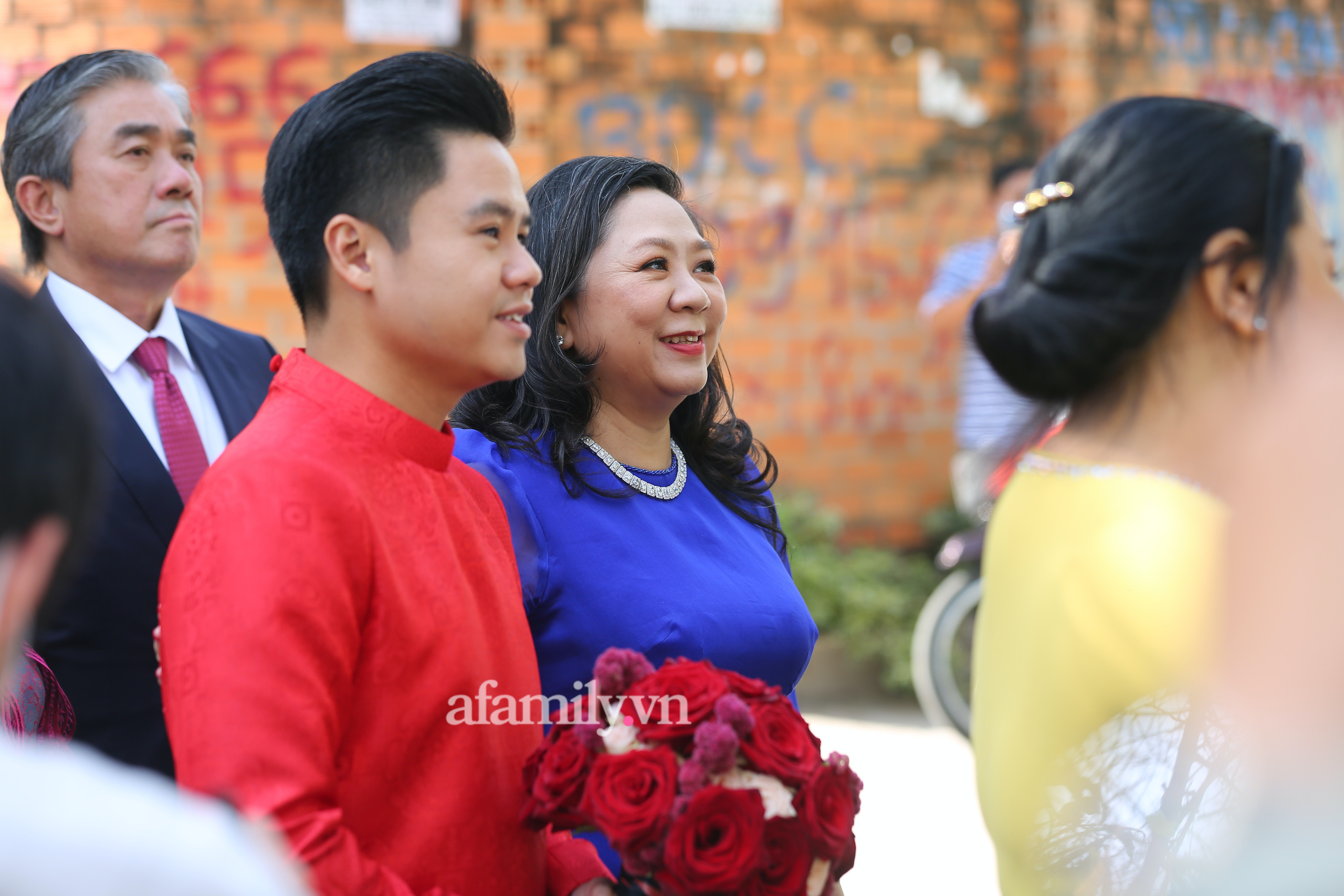 Khoảnh khắc hiếm hoi ba mẹ thiếu gia Phan Thành dắt tay nhau tiến vào nhà con dâu - Ảnh 5.