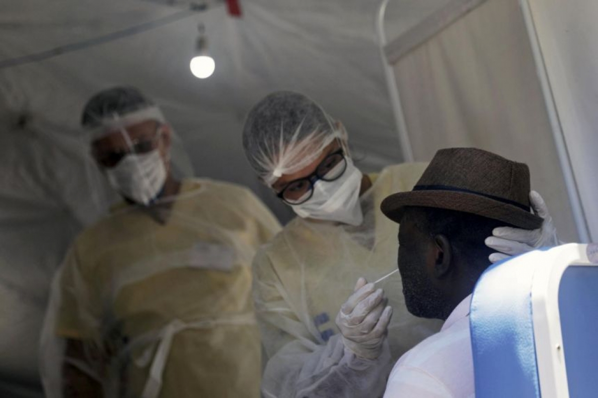 Brazil phát hiện trường hợp nhiễm đồng thời 2 biến thể của virus SARS-CoV-2 - Ảnh 1. Brazil phát hiện trường hợp nhiễm đồng thời 2 biến thể của virus SARS-CoV-2 - Ảnh 1.