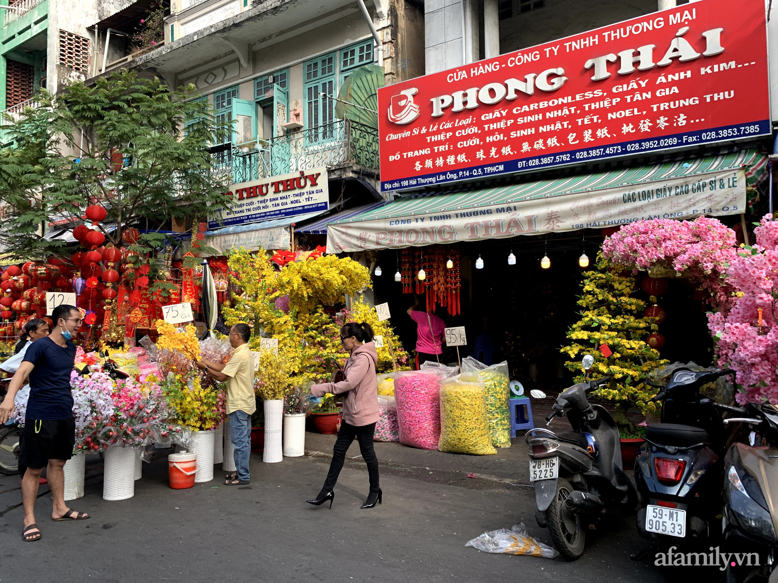 Sài Gòn: Rực rỡ sắc xuân ở phố Hải Thượng Lãn Ông cận Tết Tân Sửu 2021