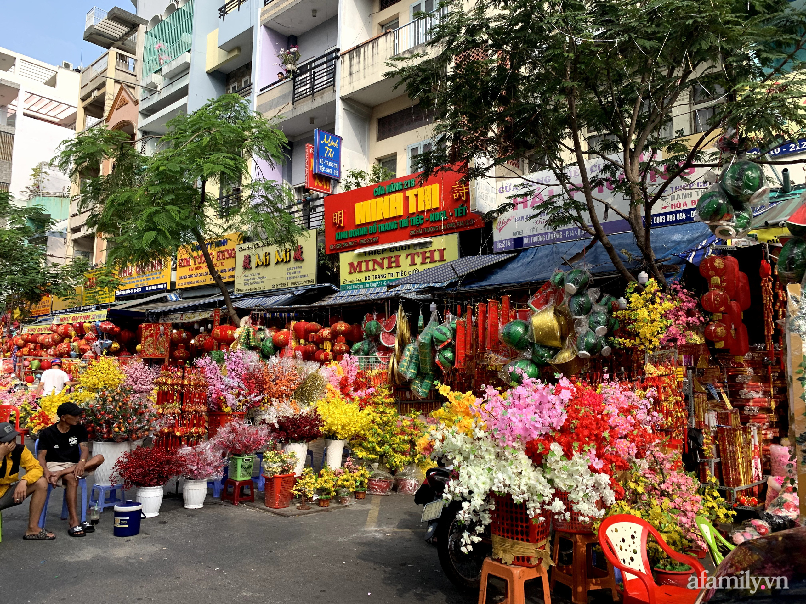 Sài Gòn: Rực rỡ sắc xuân ở phố Hải Thượng Lãn Ông cận Tết Tân Sửu 2021
