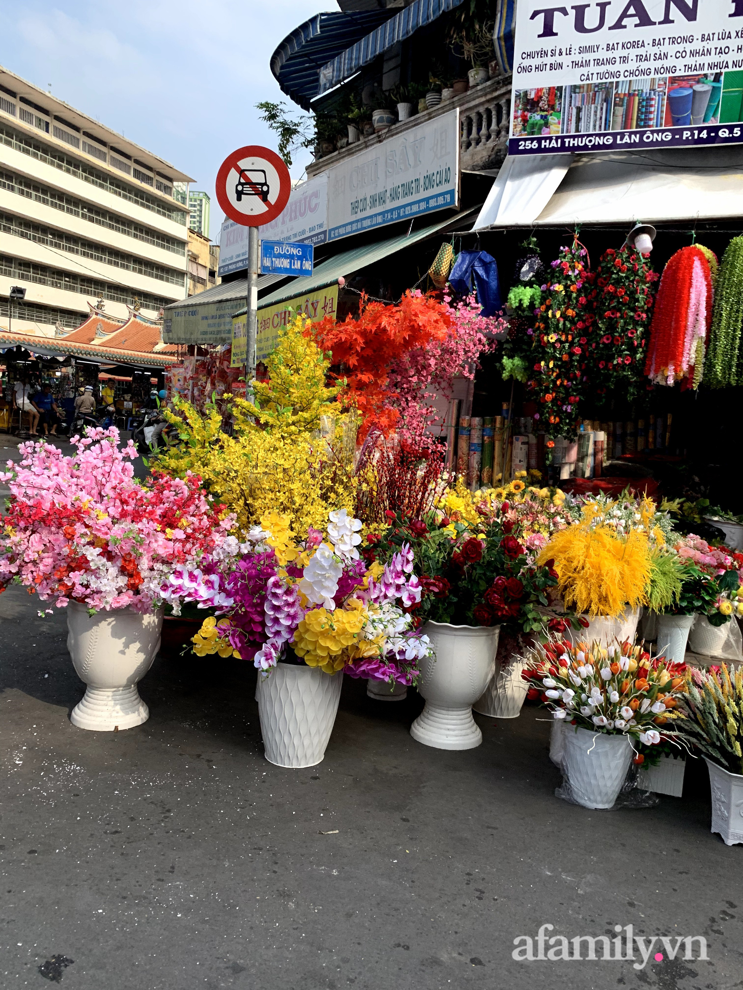 Sài Gòn: Rực rỡ sắc xuân các sản phẩm truyền thống ở phố Hải Thượng Lãn Ông cận Tết Tân Sửu 2021 - Ảnh 7.