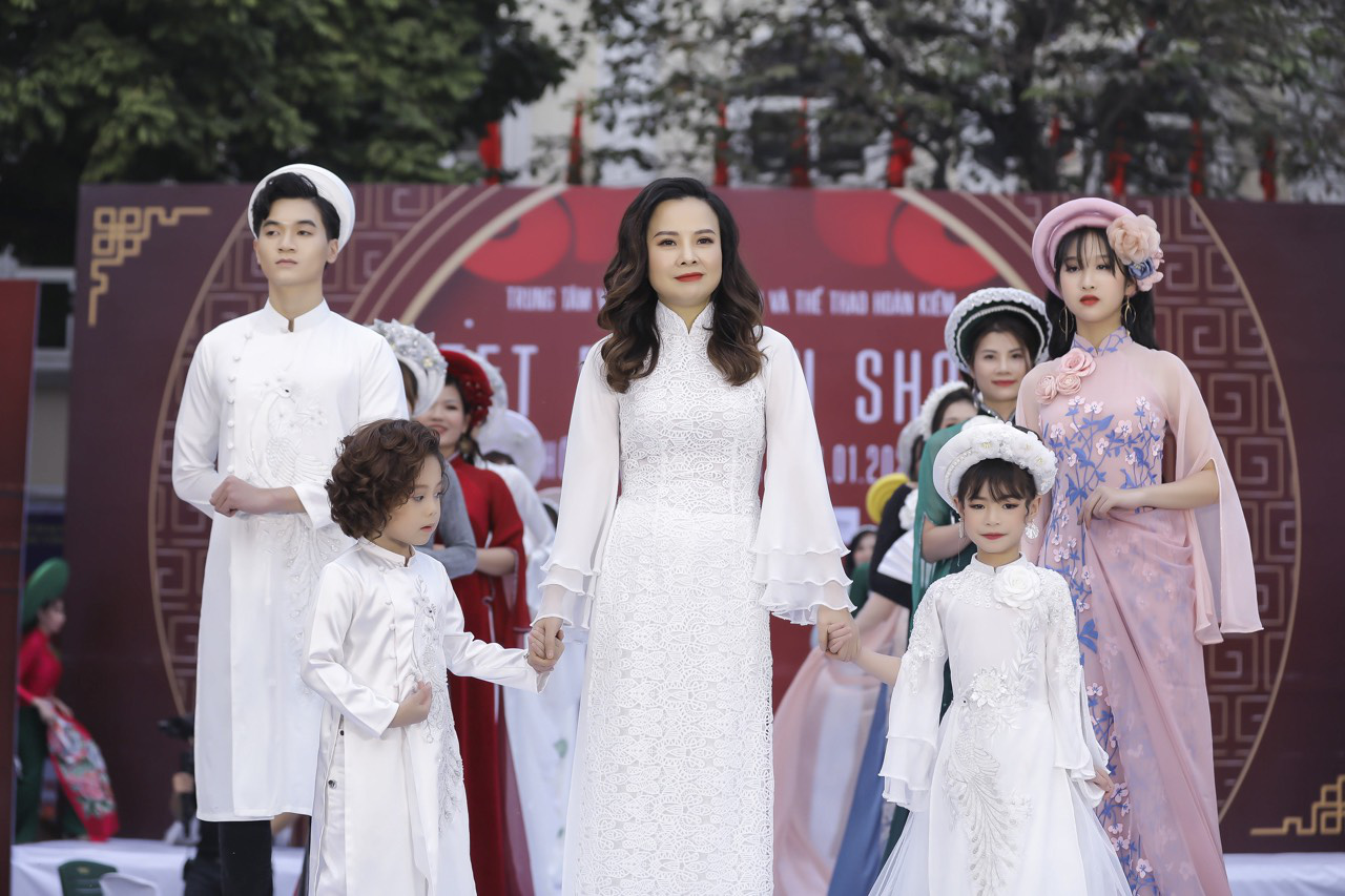 “TET FASHION SHOW” lan tỏa thông điệp yêu thương do NTK Tạ Ngọc Hoàng Lan làm đạo diễn - Ảnh 3.