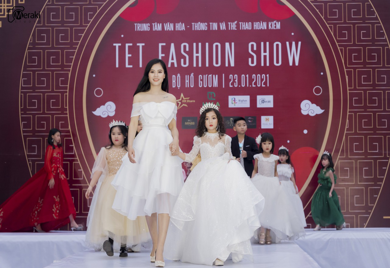 “TET FASHION SHOW” lan tỏa thông điệp yêu thương do NTK Tạ Ngọc Hoàng Lan làm đạo diễn - Ảnh 4.