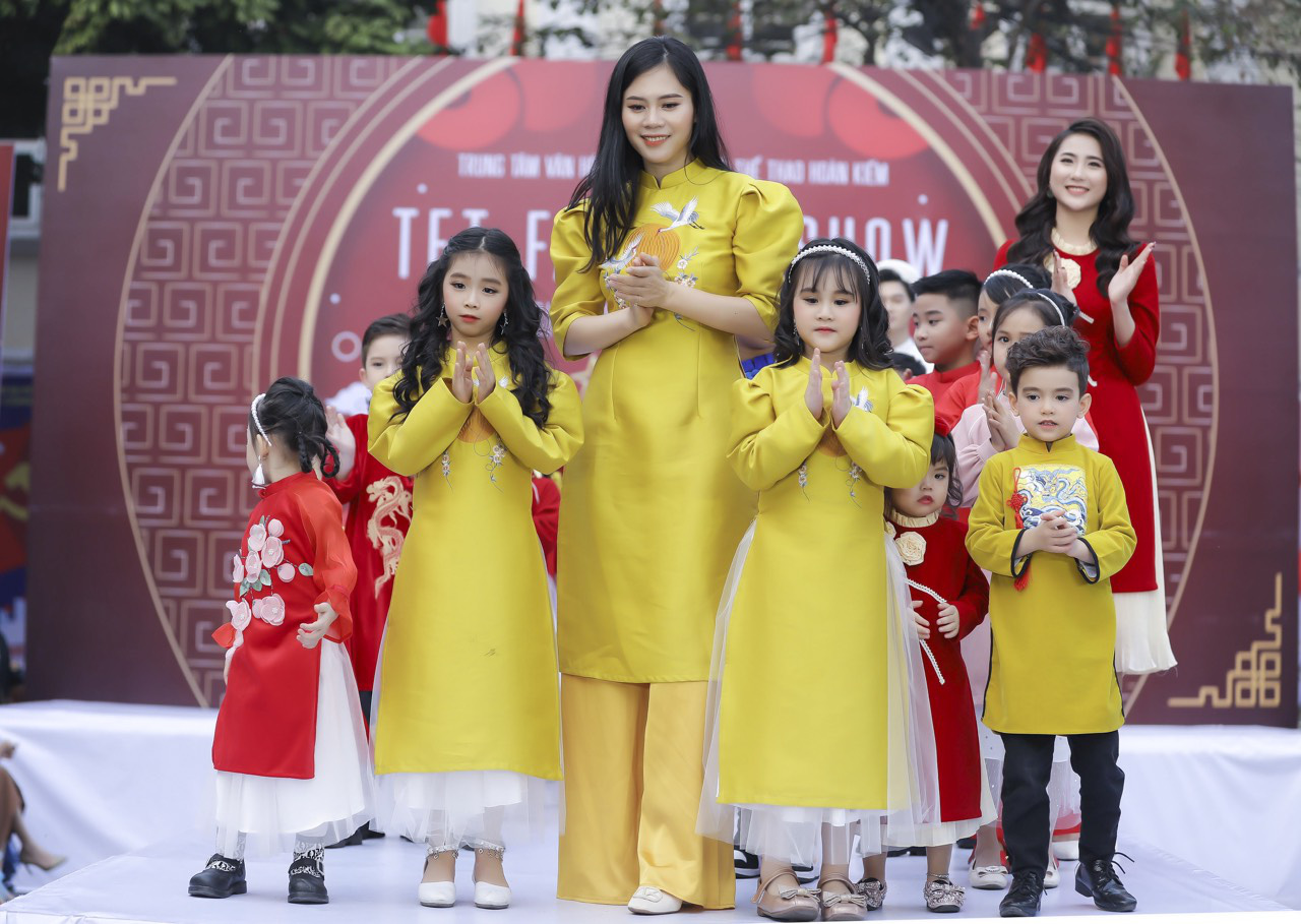 “TET FASHION SHOW” lan tỏa thông điệp yêu thương do NTK Tạ Ngọc Hoàng Lan làm đạo diễn - Ảnh 6.