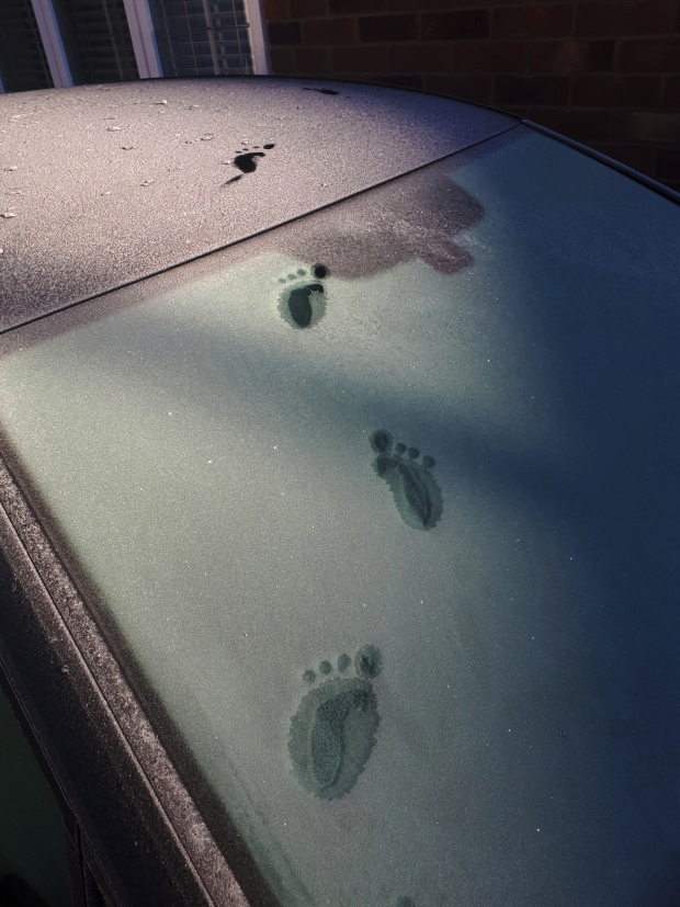 Nhìn thấy dấu chân trẻ con trên ô tô phủ đầy tuyết, cô gái kinh hãi khi phát hiện thêm chi tiết kỳ quái này - Ảnh 2.