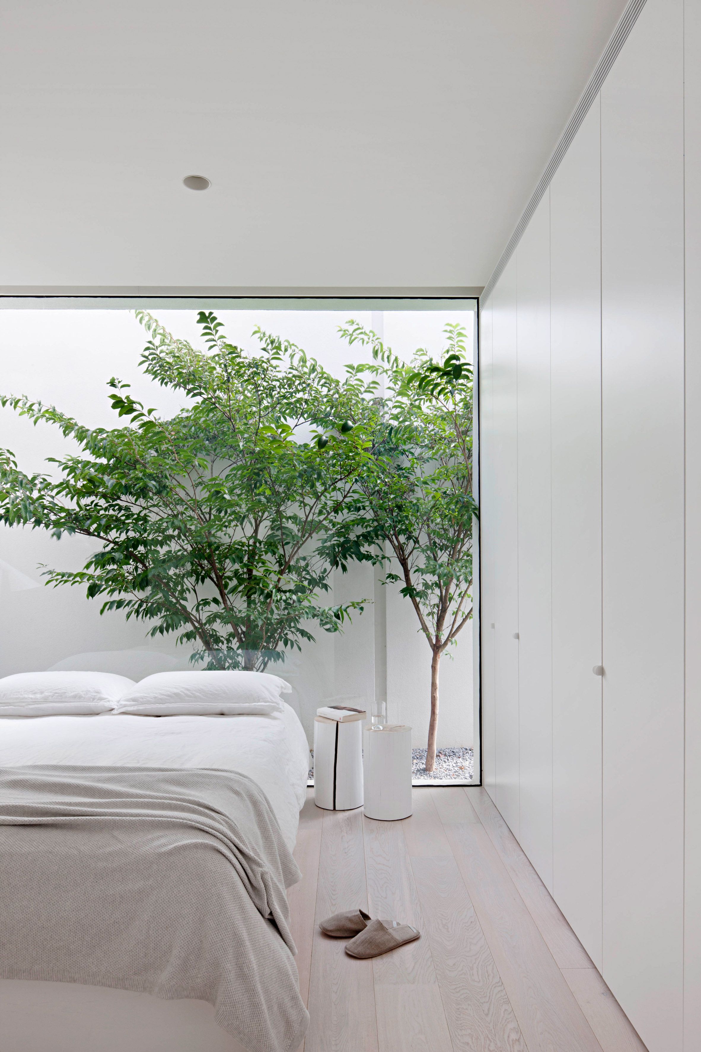 13 gợi ý thiết kế tường kính cho phòng ngủ để hưởng trọn tầm nhìn tuyệt đẹp bên ngoài - Ảnh 2.