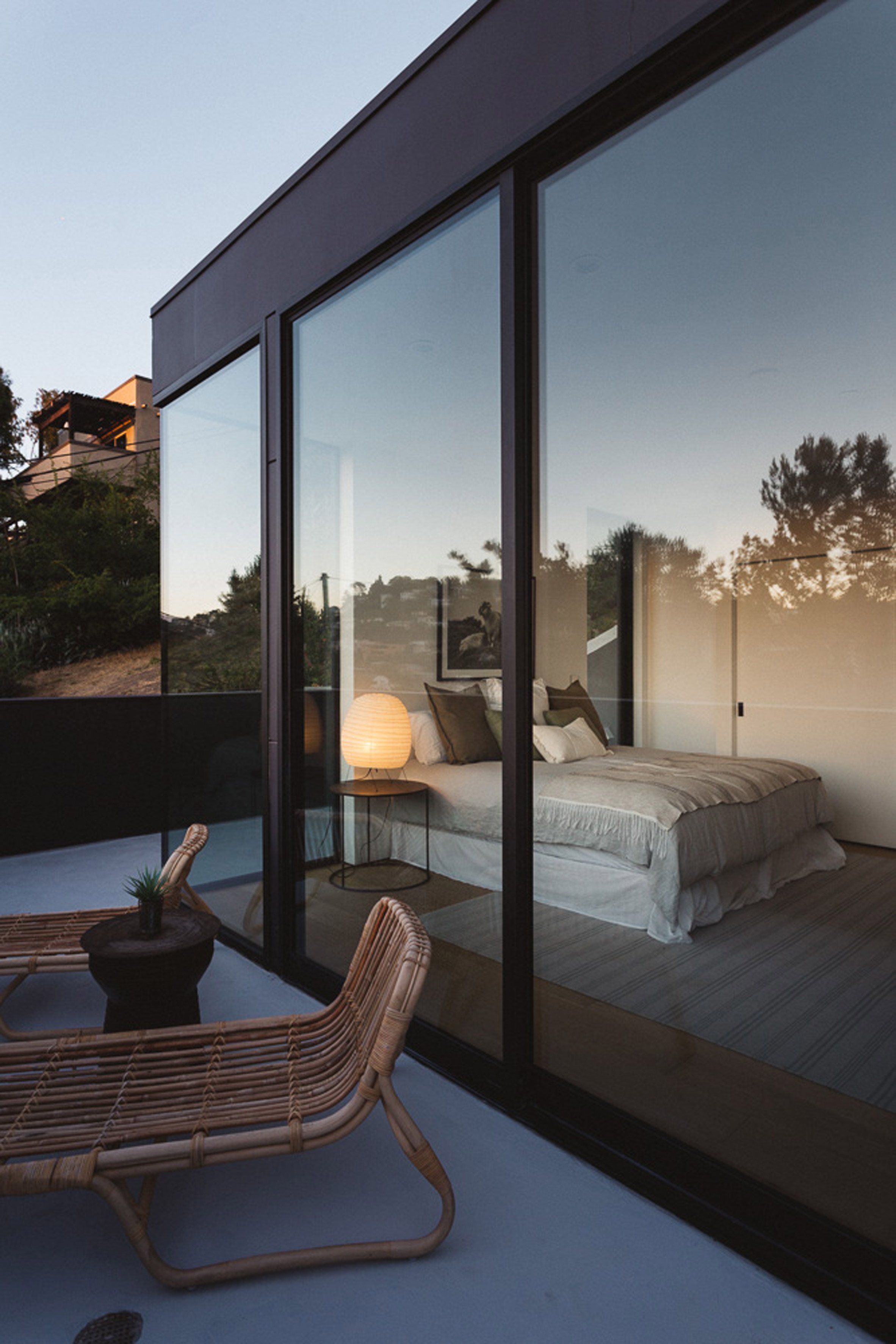 13 gợi ý thiết kế tường kính cho phòng ngủ để hưởng trọn tầm nhìn tuyệt đẹp bên ngoài - Ảnh 5.