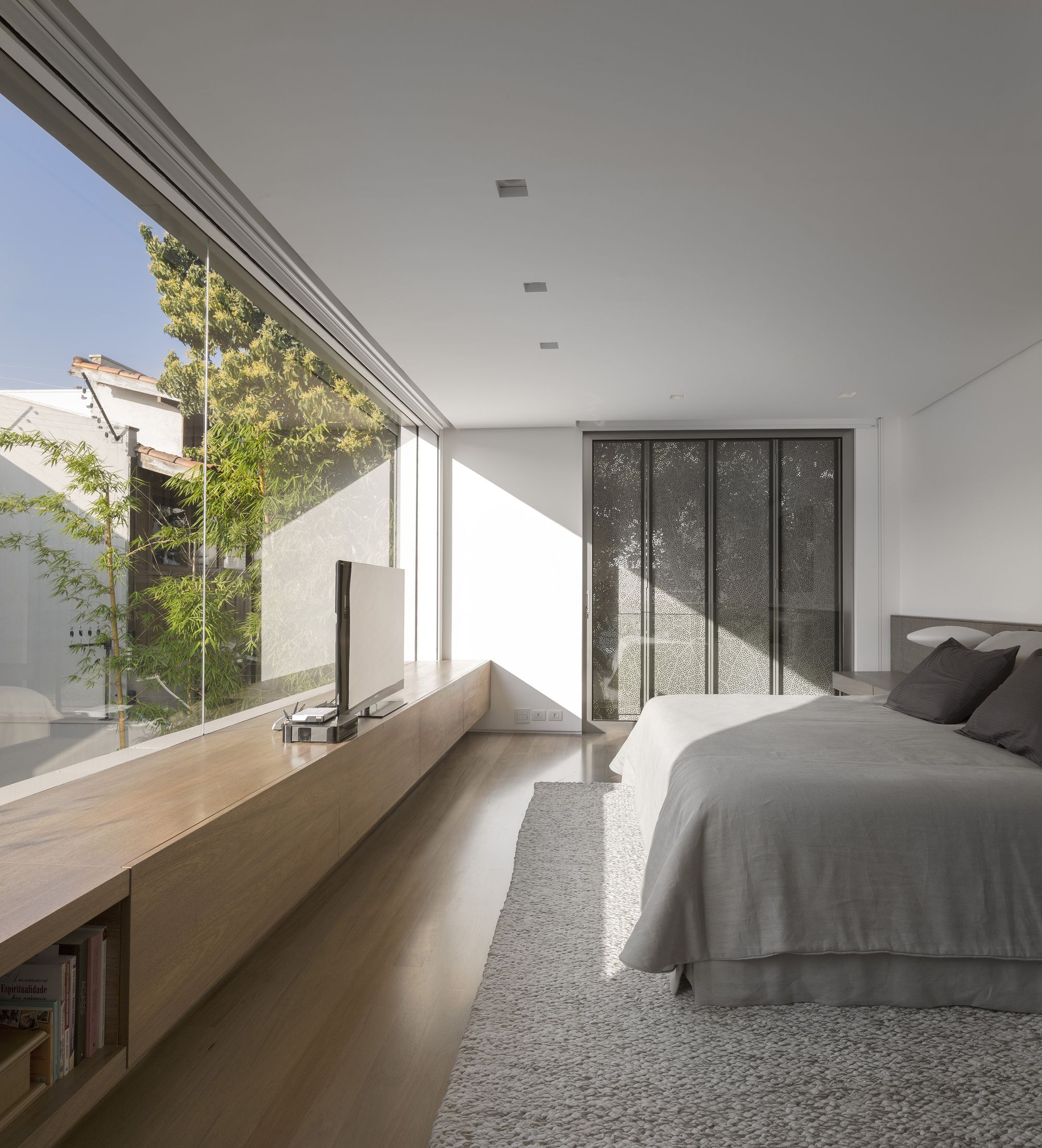 13 gợi ý thiết kế tường kính cho phòng ngủ để hưởng trọn tầm nhìn tuyệt đẹp bên ngoài - Ảnh 7.