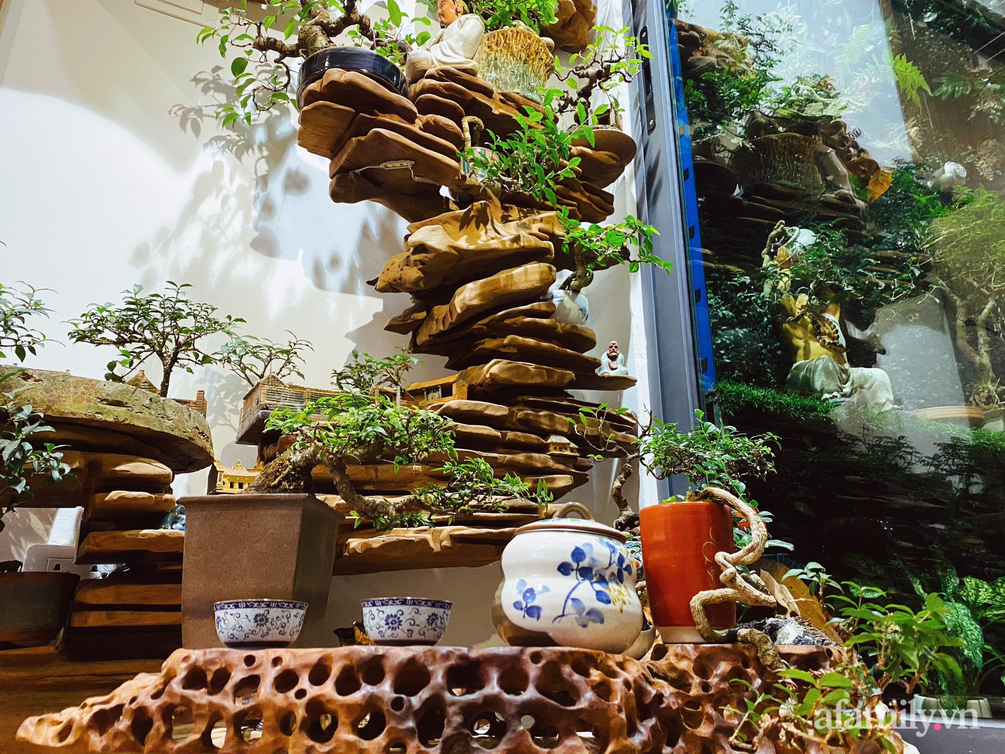Căn hộ 56m² ấm nồng sắc xuân với cả trăm cây bonsai và hoa ngập tràn ở Hà Nội - Ảnh 12.