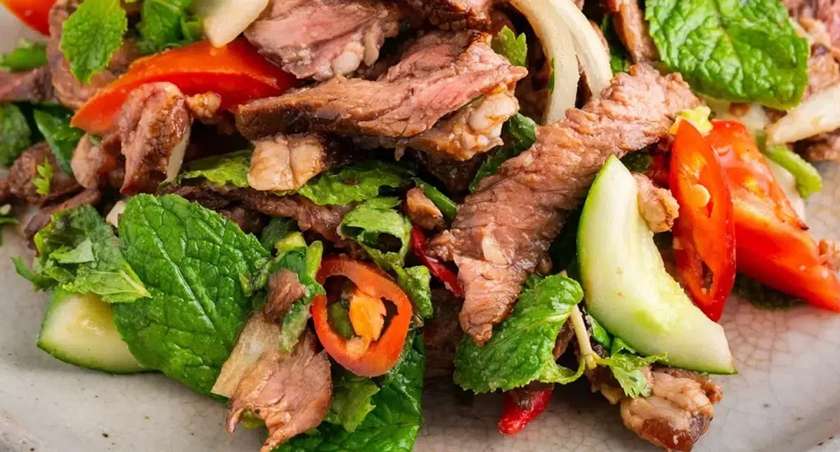 Mách chị em cách làm salad thịt bò kiểu Thái: Hương vị chua ngọt đỉnh của chóp, đảm bảo cả người lớn lẫn trẻ con đều mê! - Ảnh 1.