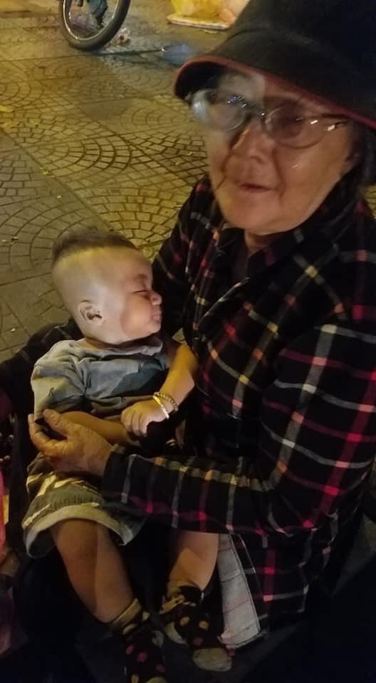 Xúc động câu chuyện về bà cụ bế cháu trai 6 tháng tuổi đi bán khăn giấy giữa cái lạnh của Sài Gòn, dân mạng thay nhau &quot;ra tay nghĩa hiệp&quot; khiến ai lướt qua cũng ấm lòng - Ảnh 1.