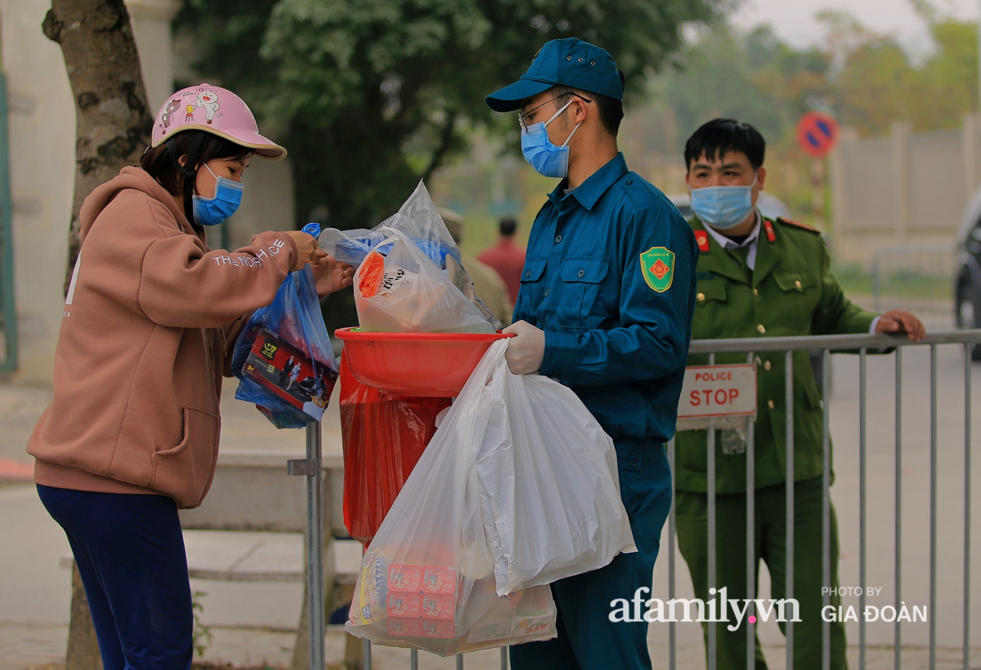 CẬN CẢNH: Bên trong nơi 79 cô trò trường Tiểu học Xuân Phương cách ly vì COVID-19, phụ huynh mang nhu yếu phẩm, chăn gối tới chăm con - Ảnh 17.