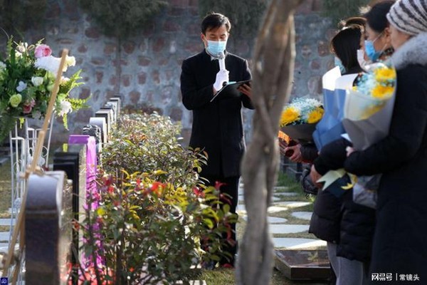 Con gái 8 tuổi chết vì bạo bệnh, người bố gây xúc động khi lập tức nghỉ việc để đến nghĩa trang hôn lên bia mộ con mỗi ngày - Ảnh 1.