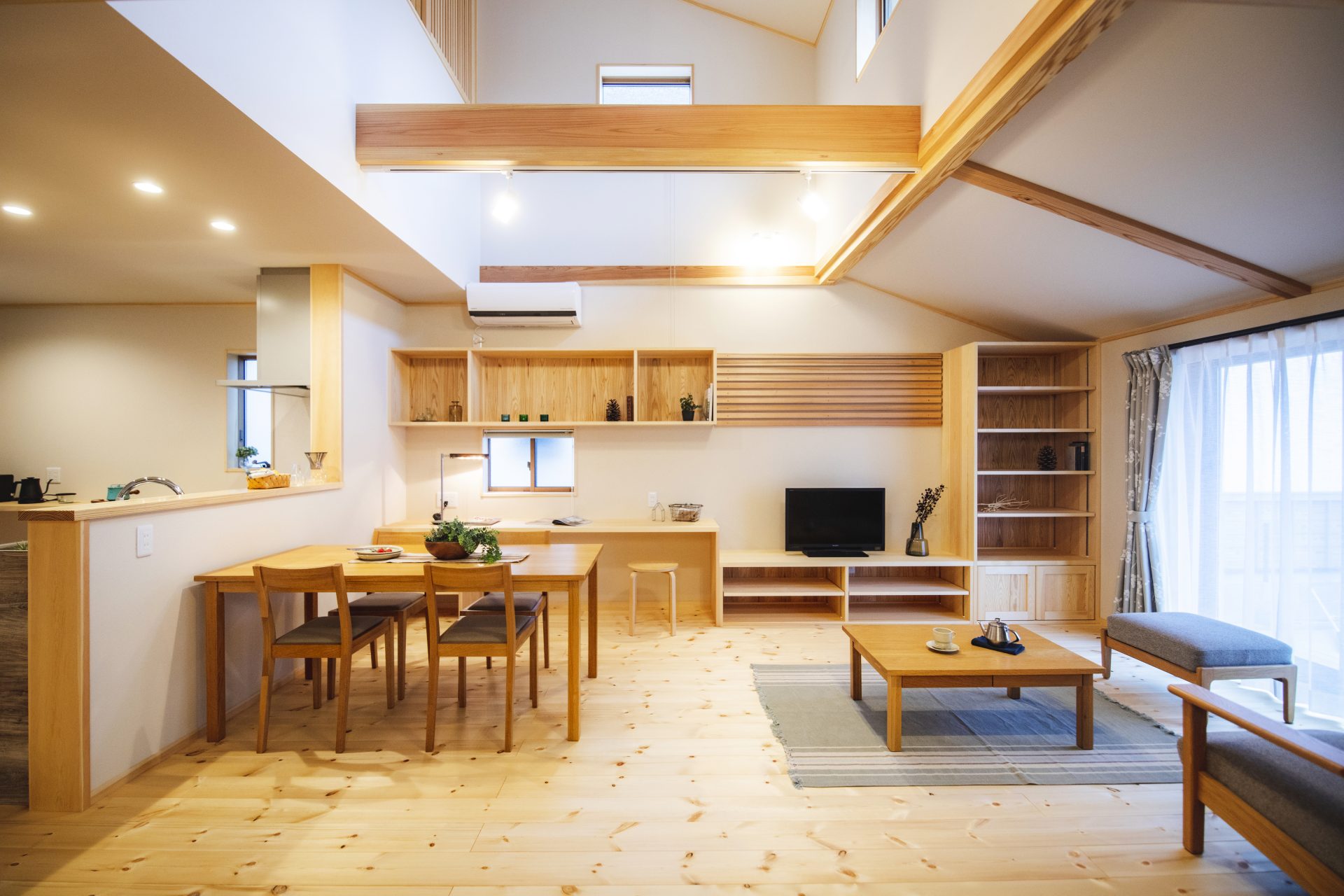 Căn nhà gỗ xây dựng theo lối kiến trúc Nhật Bản với 1 trệt 1 lửng đủ bình yên cho gia đình trẻ - Ảnh 5.