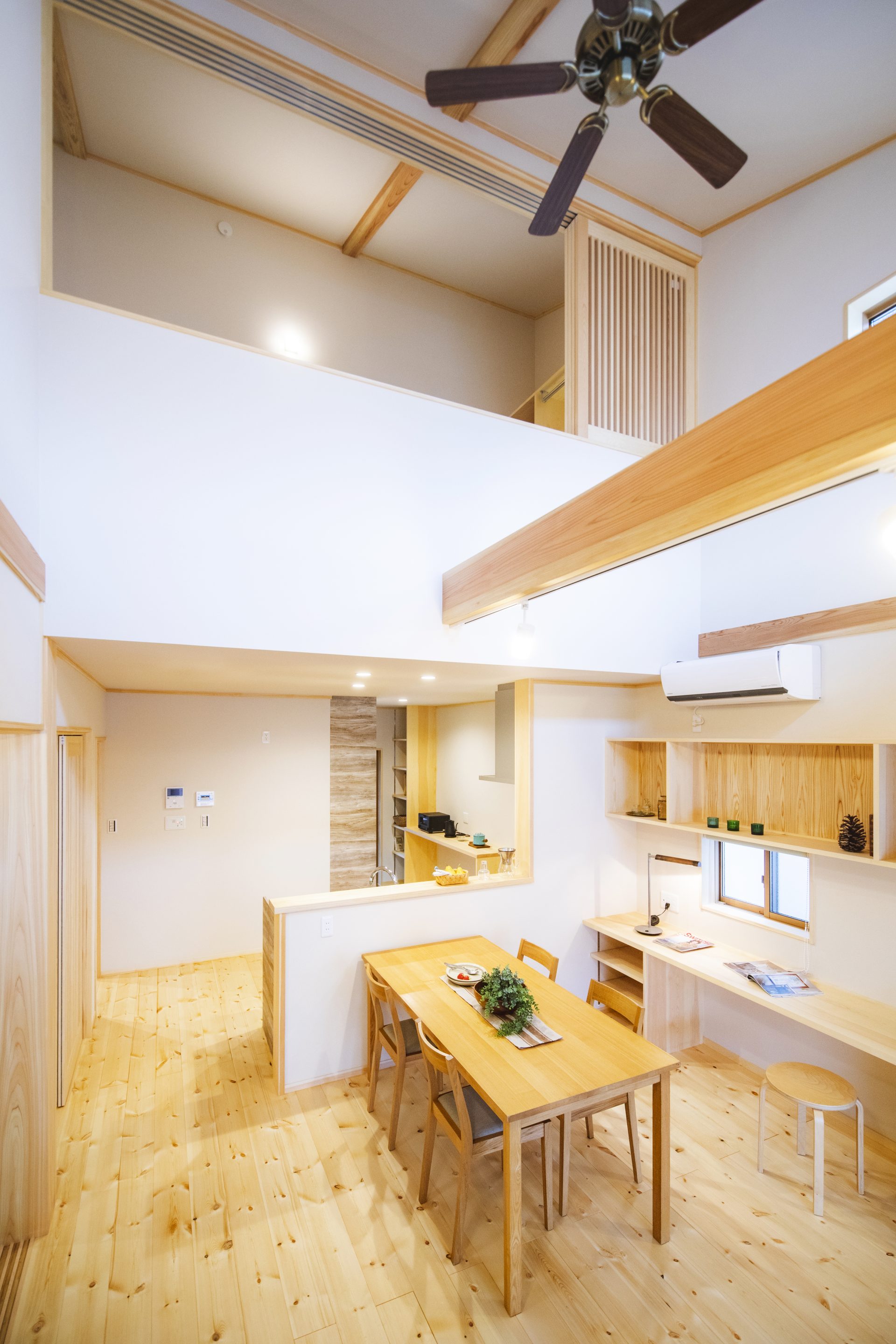 Căn nhà gỗ xây dựng theo lối kiến trúc Nhật Bản với 1 trệt 1 lửng đủ bình yên cho gia đình trẻ - Ảnh 13.