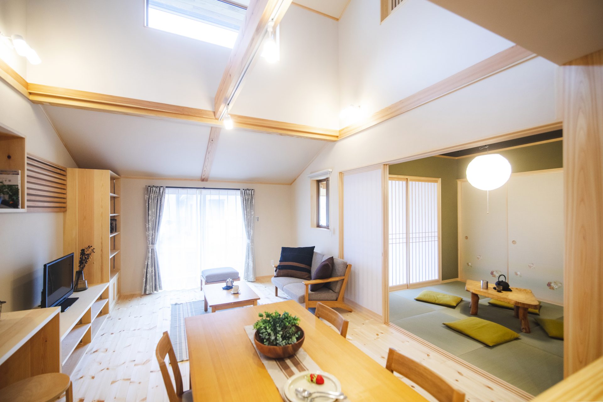 Căn nhà gỗ xây dựng theo lối kiến trúc Nhật Bản với 1 trệt 1 lửng đủ bình yên cho gia đình trẻ - Ảnh 6.
