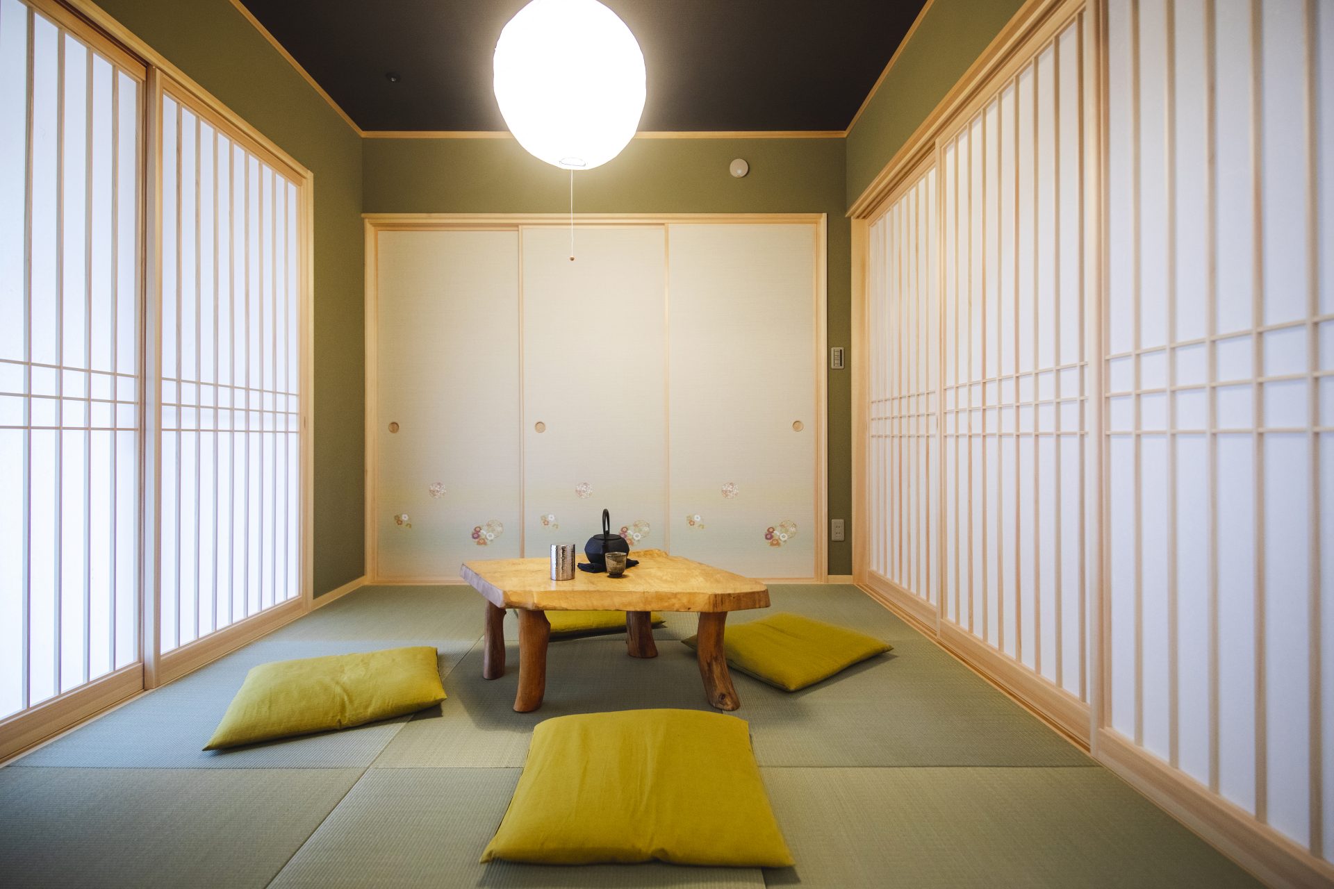 Căn nhà gỗ xây dựng theo lối kiến trúc Nhật Bản với 1 trệt 1 lửng đủ bình yên cho gia đình trẻ - Ảnh 10.