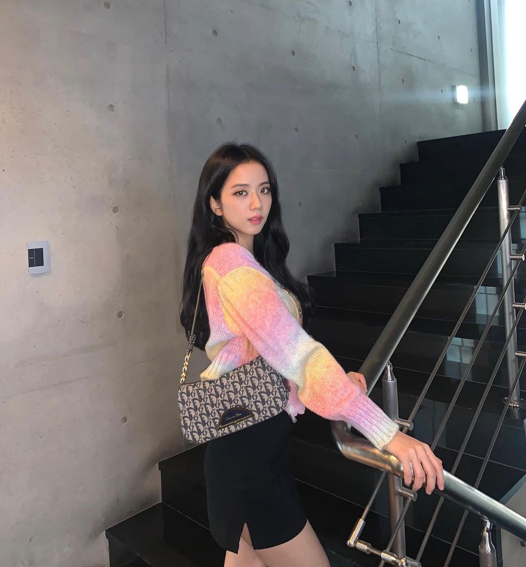 Jisoo với khả năng "sang chảnh hóa đồ bình dân", lấn át cả Park Min Young khi đụng hàng - Ảnh 3. Jisoo với khả năng "sang chảnh hóa đồ bình dân", lấn át cả Park Min Young khi đụng hàng - Ảnh 3.