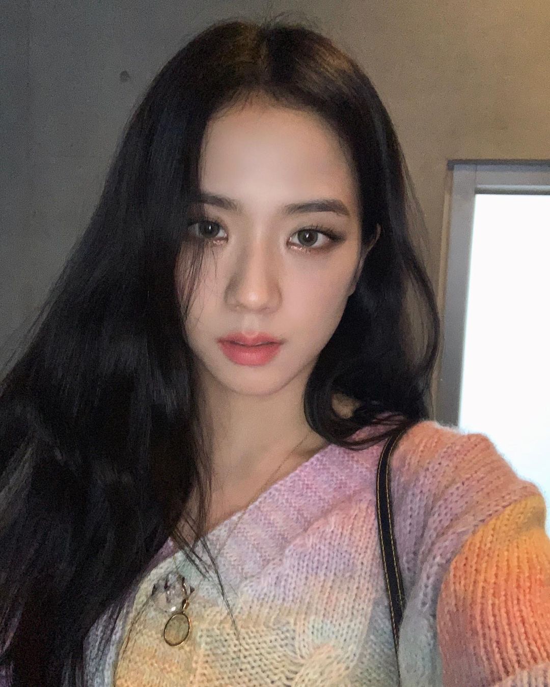 Jisoo với khả năng "sang chảnh hóa đồ bình dân", lấn át cả Park Min Young khi đụng hàng - Ảnh 1. Jisoo với khả năng "sang chảnh hóa đồ bình dân", lấn át cả Park Min Young khi đụng hàng - Ảnh 1.