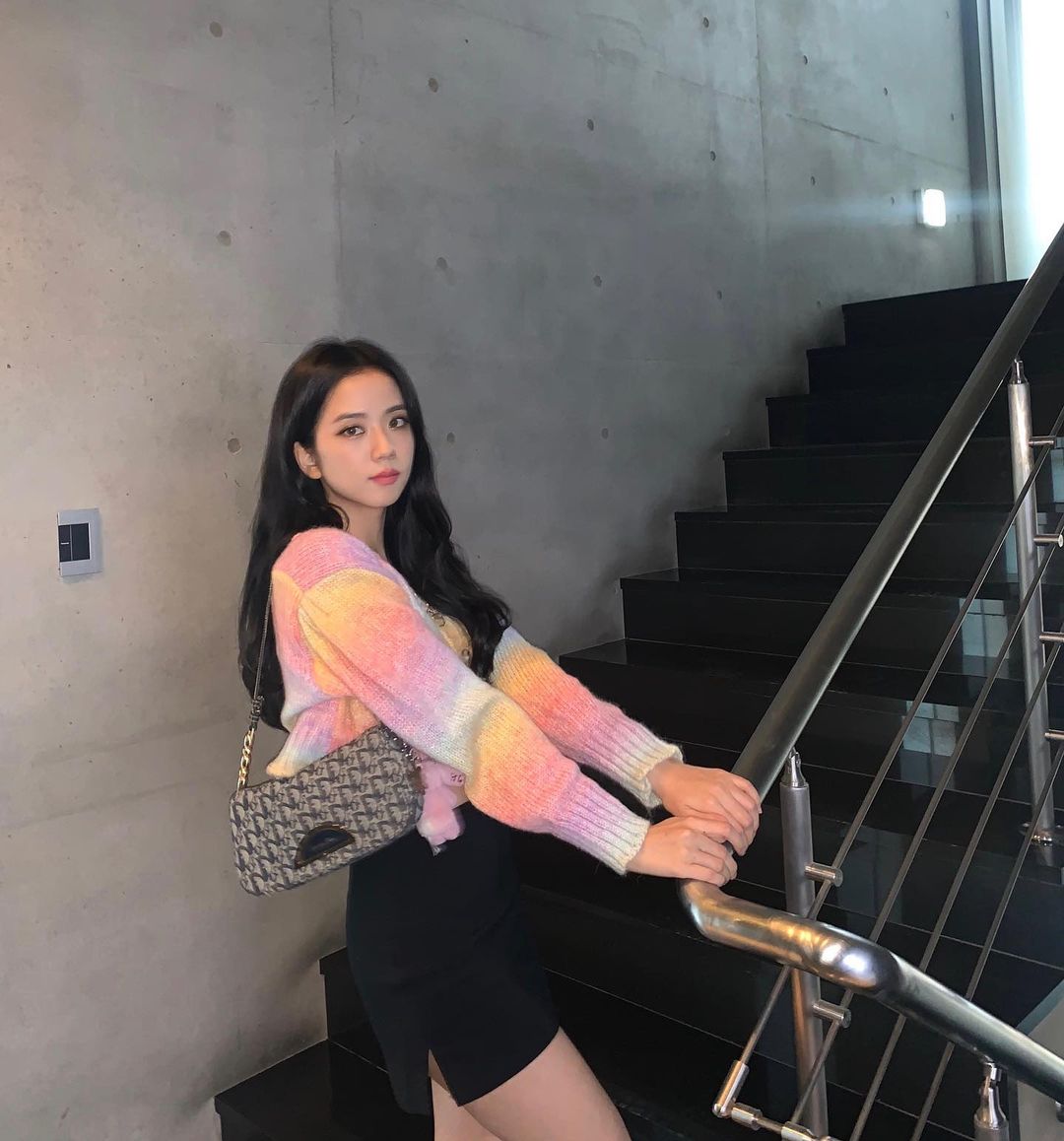 Jisoo với khả năng "sang chảnh hóa đồ bình dân", lấn át cả Park Min Young khi đụng hàng - Ảnh 2. Jisoo với khả năng "sang chảnh hóa đồ bình dân", lấn át cả Park Min Young khi đụng hàng - Ảnh 2.
