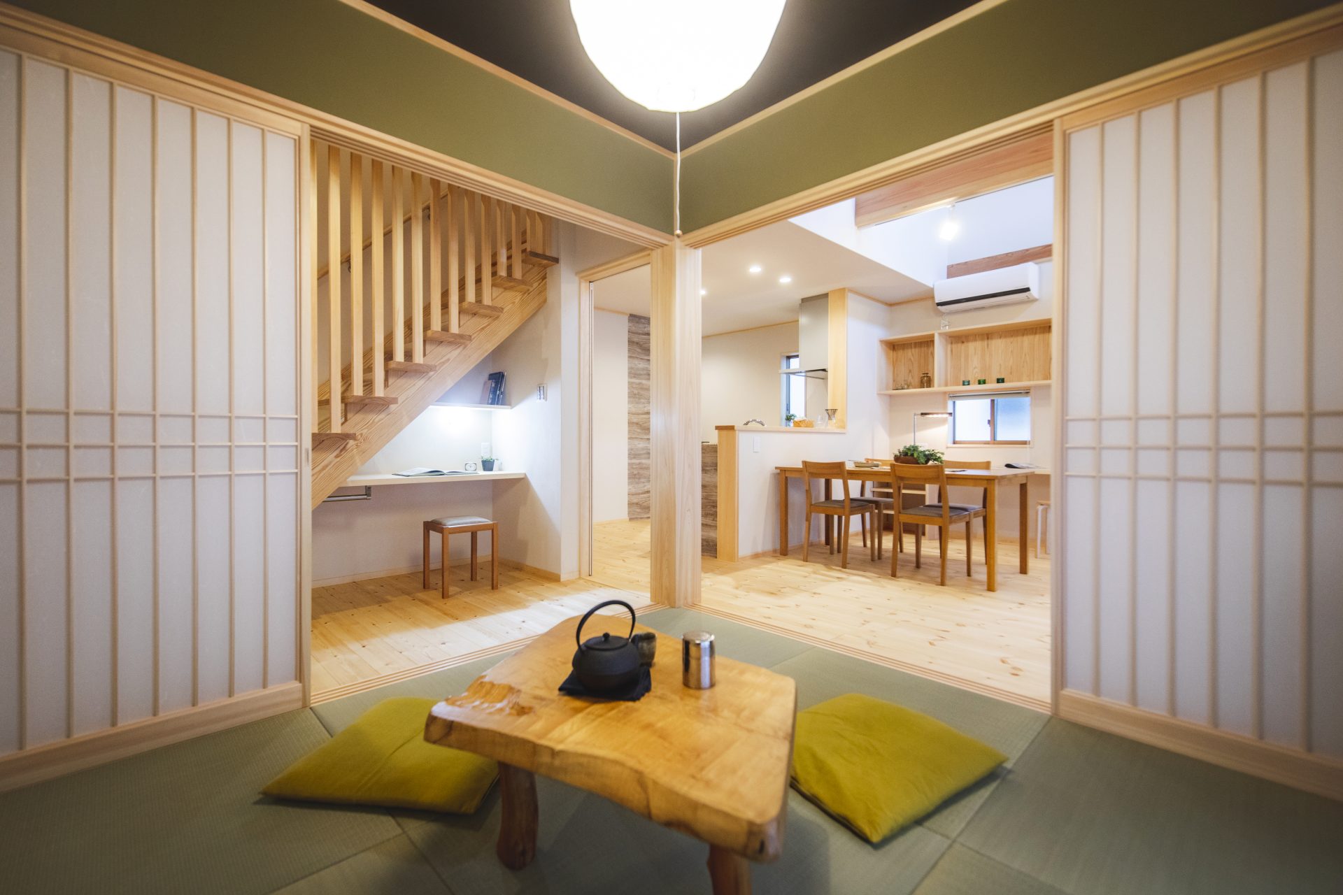 Căn nhà gỗ xây dựng theo lối kiến trúc Nhật Bản với 1 trệt 1 lửng đủ bình yên cho gia đình trẻ - Ảnh 9.