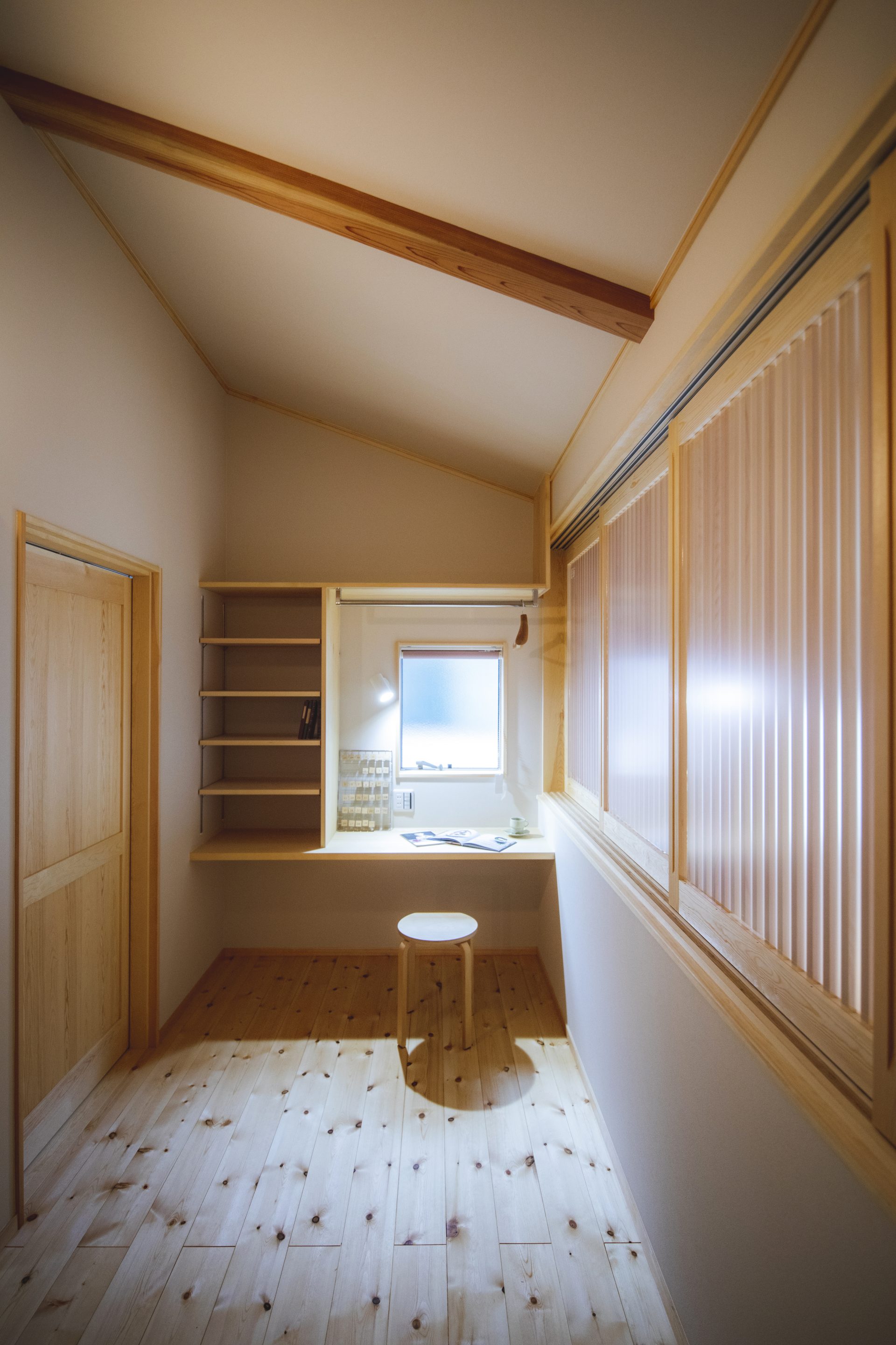 Căn nhà gỗ xây dựng theo lối kiến trúc Nhật Bản với 1 trệt 1 lửng đủ bình yên cho gia đình trẻ - Ảnh 14.