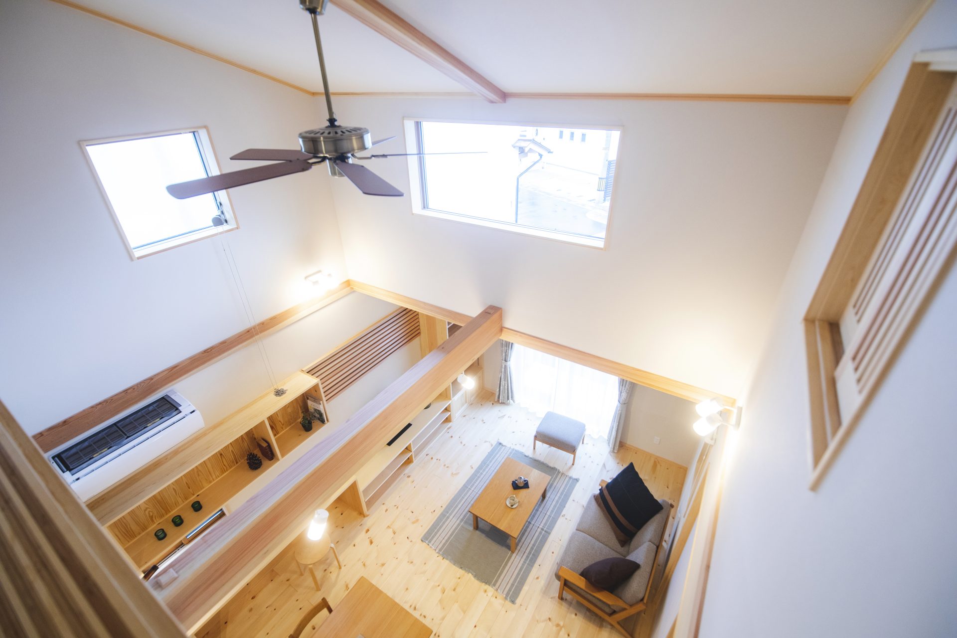 Căn nhà gỗ xây dựng theo lối kiến trúc Nhật Bản với 1 trệt 1 lửng đủ bình yên cho gia đình trẻ - Ảnh 4.