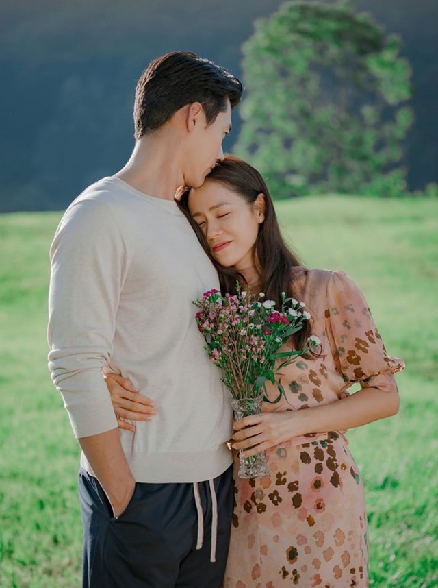 Hyun Bin bộc bạch:"Từ lần gặp đầu tiên đã bị sự tinh tế của cô ấy chinh phục", phụ nữ 30 + nên học ngay 5 cách diện đồ tinh tế từ Son Ye Jin - Ảnh 3. Hyun Bin bộc bạch:"Từ lần gặp đầu tiên đã bị sự tinh tế của cô ấy chinh phục", phụ nữ 30 + nên học ngay 5 cách diện đồ tinh tế từ Son Ye Jin - Ảnh 3.