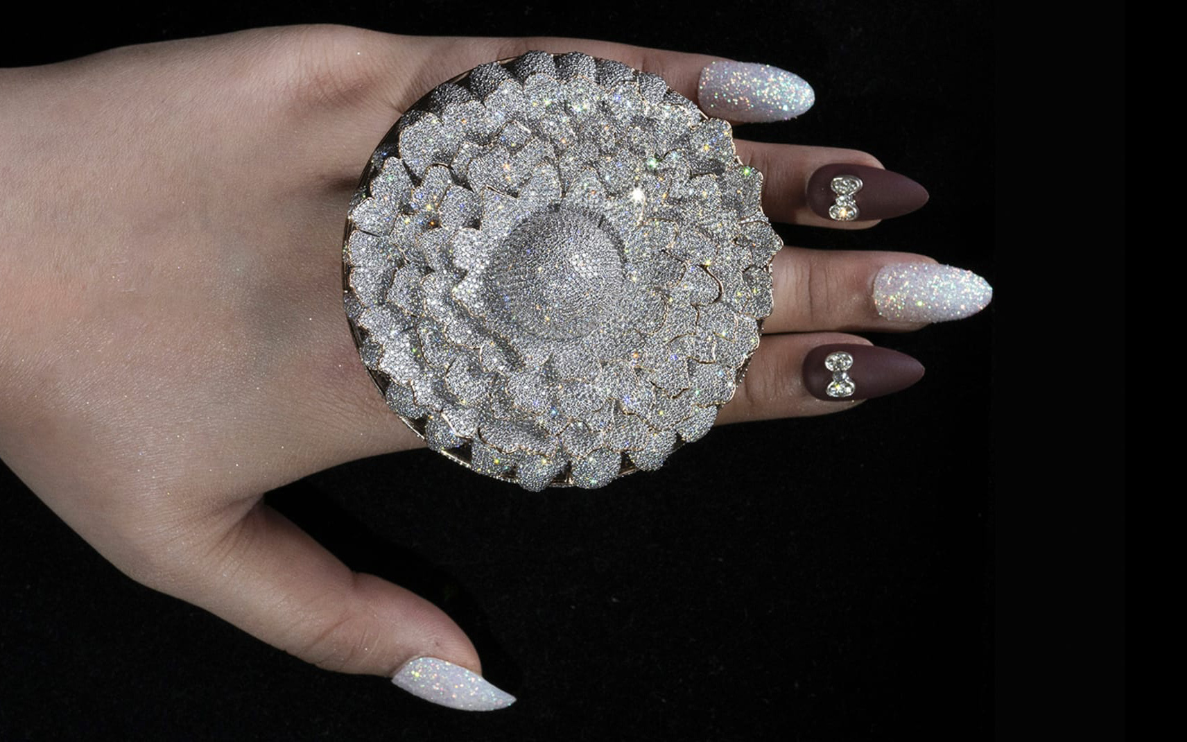 Thợ kim hoàn lập kỷ lục Guinness nhờ chiếc nhẫn đính 12.638 hột xoàn to như cái nắp ấm