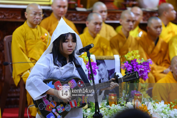 Clip tiếng hát con gái Vân Quang Long vang lên trong tang lễ ở Mỹ, lời tiễn biệt khiến dàn sao bật khóc nức nở - Ảnh 6.