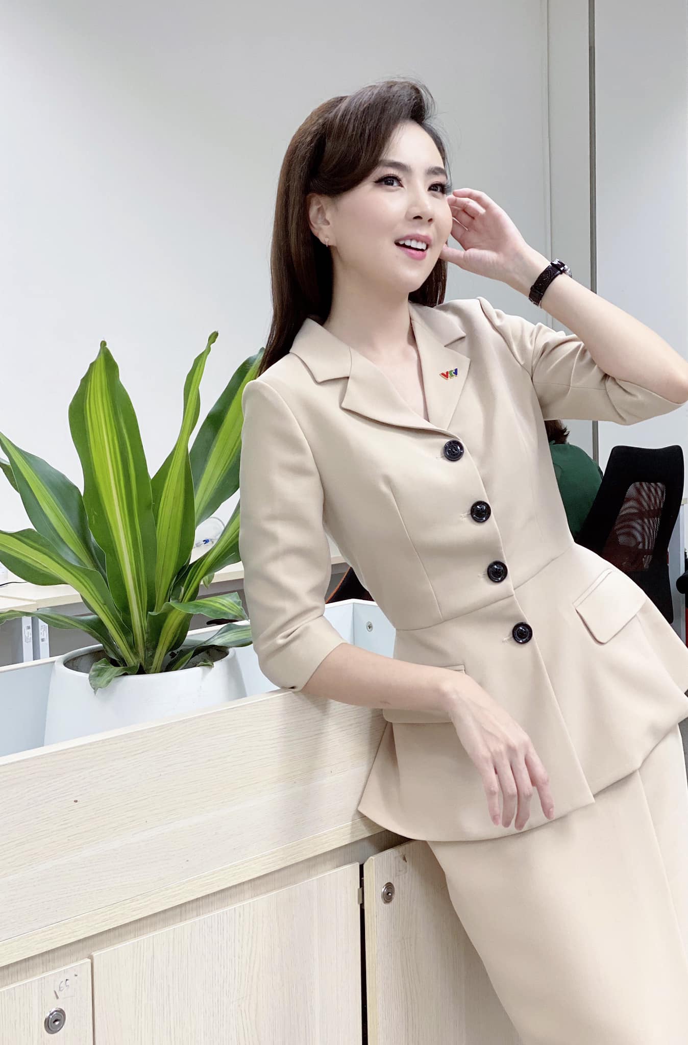 Học BTV Mai Ngọc 12 cách diện blazer chuẩn sang và thanh lịch nhưng không bị "dừ" chút nào - Ảnh 5. Học BTV Mai Ngọc 12 cách diện blazer chuẩn sang và thanh lịch nhưng không bị "dừ" chút nào - Ảnh 5.