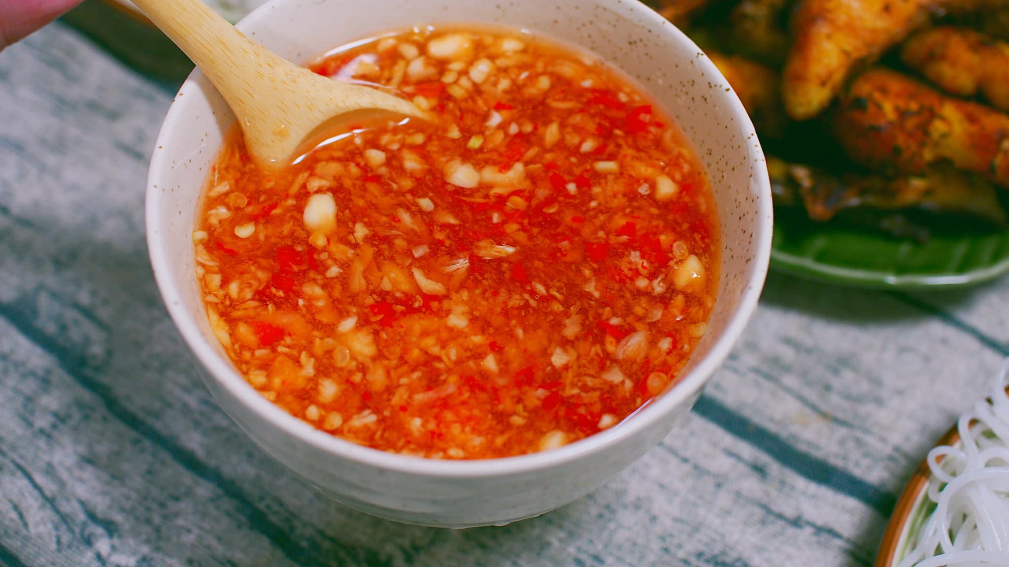 Mẹ Việt ở Nhật chia sẻ c&aacute;ch l&agrave;m b&uacute;n c&aacute; chấm ngon sạch hơn tiệm l&agrave; c&aacute;i chắc! - Ảnh 4.