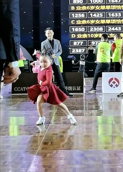 Tìm ra danh tính của bé gái gây sốt với loạt clip thể hiện thần thái "chất phát ngất" khi nhảy - Ảnh 4. Bé gái 6 tuổi khiêu vũ Latin "thần sầu", thần thái và biểu cảm của cô bé mới khiến người xem "rụng tim" vì quá ngộ nghĩnh, đáng yêu. - Ảnh 3.