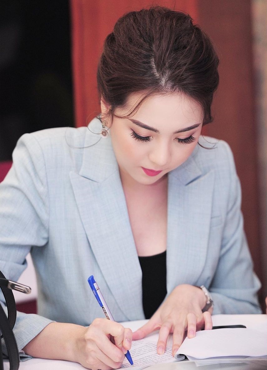 Học BTV Mai Ngọc 12 cách diện blazer chuẩn sang và thanh lịch nhưng không bị "dừ" chút nào - Ảnh 11. Học BTV Mai Ngọc 12 cách diện blazer chuẩn sang và thanh lịch nhưng không bị "dừ" chút nào - Ảnh 11.