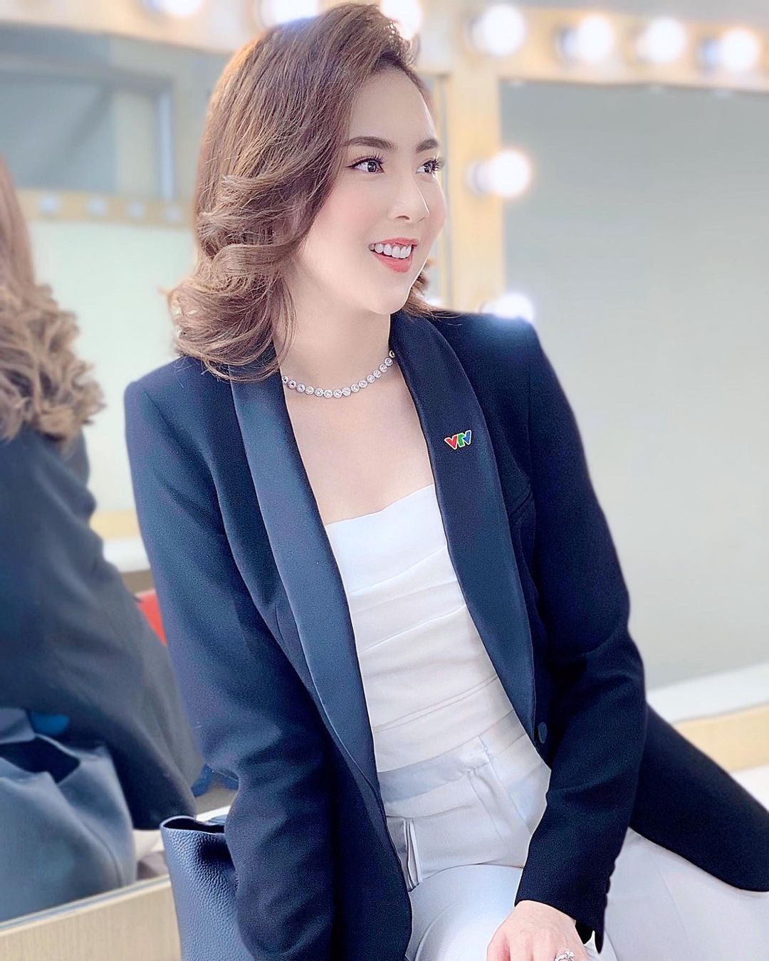 Học BTV Mai Ngọc 12 cách diện blazer chuẩn sang và thanh lịch nhưng không bị "dừ" chút nào - Ảnh 8. Học BTV Mai Ngọc 12 cách diện blazer chuẩn sang và thanh lịch nhưng không bị "dừ" chút nào - Ảnh 8.