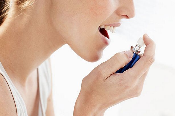 Thuốc xịt họng, tưởng lành nhưng nguy hiểm nếu dùng tuỳ tiện - Ảnh 1. Thuốc xịt họng, tưởng lành nhưng nguy hiểm nếu dùng tuỳ tiện - Ảnh 1.