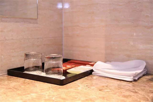 Những món đồ long lanh tưởng vô hại nhưng chứa cực nhiều vi khuẩn trong khách sạn  - Ảnh 5.