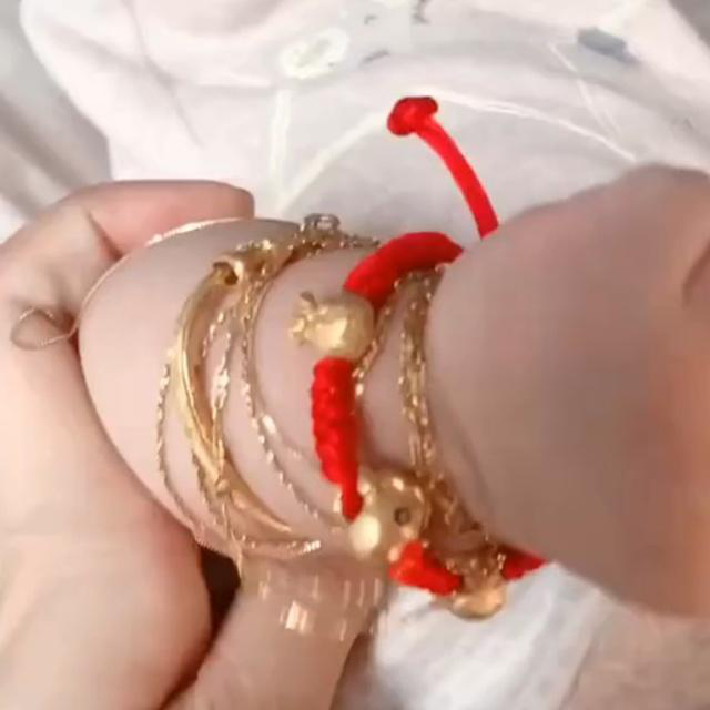 Mẹ đưa con yêu đi chụp ảnh kỷ niệm nhân dịp đầy tháng, vừa nhìn tay em bé mà nhiếp ảnh gia không khỏi choáng váng - Ảnh 3. Mẹ đưa con yêu đi chụp ảnh kỷ niệm nhân dịp đầy tháng, vừa nhìn tay em bé mà nhiếp ảnh gia không khỏi choáng váng - Ảnh 3.