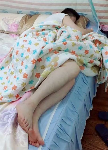 Bố ru con trai ngủ, khi mẹ mở cửa phòng vào kiểm tra thì sợ thót tim vì không tìm thấy con đâu - Ảnh 1. Bố ru con trai ngủ, khi mẹ mở cửa phòng vào kiểm tra thì sợ thót tim vì không tìm thấy con đâu - Ảnh 1.