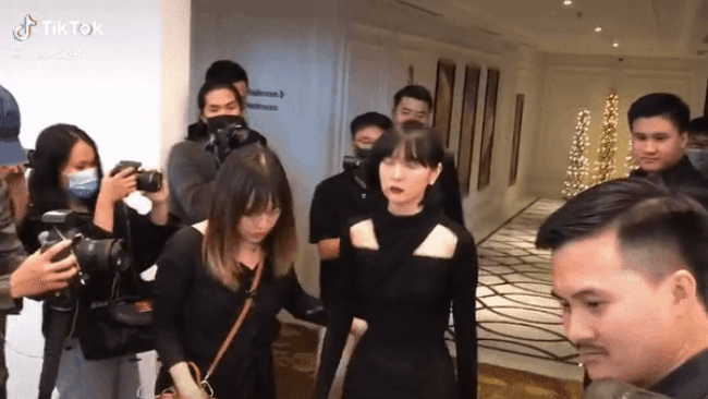 Sam bất ngờ cá tính sang chảnh khi đụng hàng "nàng thơ của Sơn Tùng M-TP": Người kiêu sa, xinh đẹp ngút ngàn, người lại bị chê mặt "lạnh như băng" - Ảnh 8. Sam bất ngờ cá tính sang chảnh khi đụng hàng "nàng thơ của Sơn Tùng M-TP": Người kiêu sa, xinh đẹp ngút ngàn, người lại bị chê mặt "lạnh như băng" - Ảnh 8.