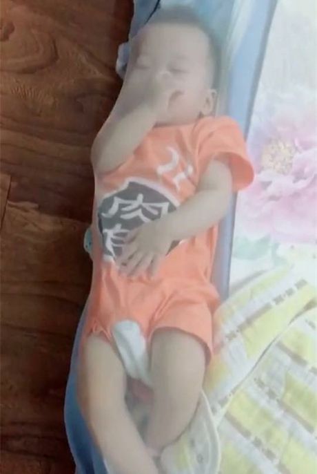 Bố ru con trai ngủ, khi mẹ mở cửa phòng vào kiểm tra thì sợ thót tim vì không tìm thấy con đâu - Ảnh 3. Bố ru con trai ngủ, khi mẹ mở cửa phòng vào kiểm tra thì sợ thót tim vì không tìm thấy con đâu - Ảnh 3.